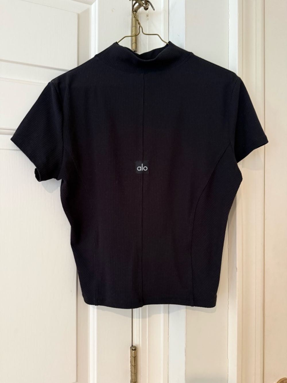 ALO SHORT SLEEVE MOCK NECK TEE SIZE L